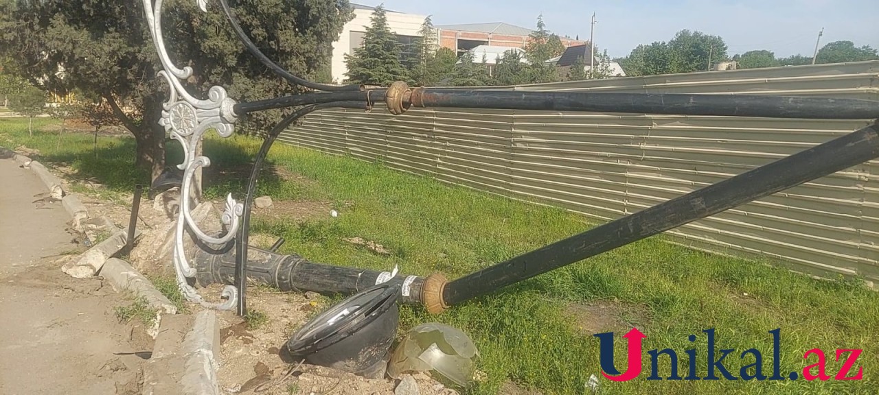 Gəncədə maşın dirəyə çırpıldı, sürücü yaralandı (FOTO)